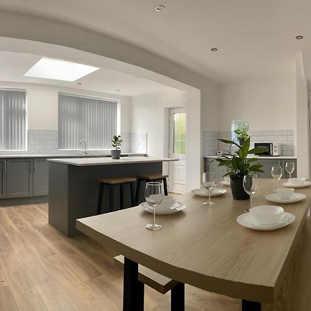 Gateway Getaway In Horsforth Sleeps 7 Villa Leeds  Eksteriør bilde